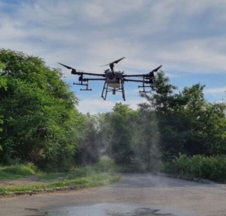 Със земеделски дрон в Бургас продължават ларвицидните обработки срещу комари над бургаските езера