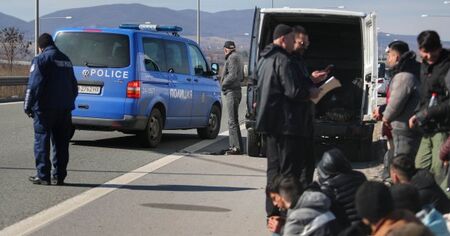 Дрогиран шофьор натъпка 13 мигранти в колата си и подкара по "Цариградско шосе"