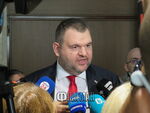 "Няма нищо изненадващо", каза Пеевски след въпрос защо всеки ден говори от името на ДПС по злободневните политически теми