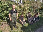 Стефан Петров, със служебно облекло на ИАРА, с гордост позира до заловените тази сутрин мигранти, както през 2016 г., когато ги ловеше още на границата