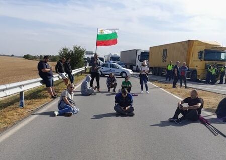 Енергетиците блокираха страната! Живи вериги затвориха магистралите „Тракия” и „Струма”
