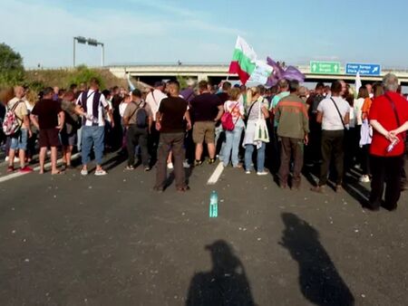 Министърът на енергетиката отива при протестиращите, премиерът ги кани на среща