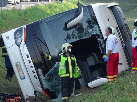 Най-малко шестима са загинали при страшна катастрофа с автобус