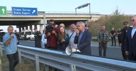 Eнергийният министър се срещна с протестиращите миньори и енергетици на "Тракия", те му искат оставката