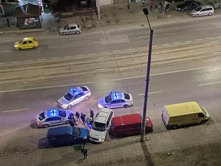 Кола с мигранти катастрофира след бясна гонка по улиците на столицата