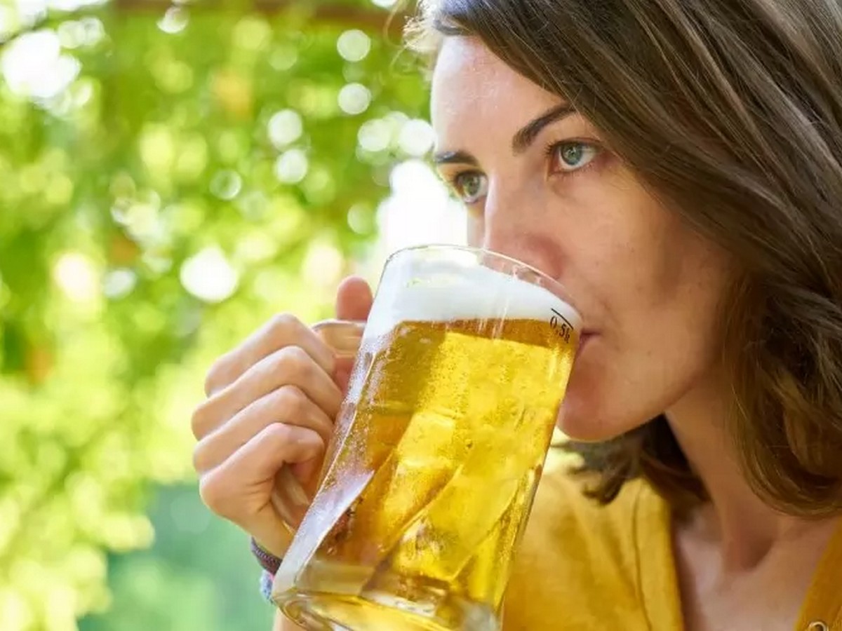 Женщине можно пить пиво. Лицо женщины пивным алкоголизмом. Пивной алкоголизм у женщин фото.