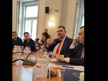 Панаир в НС – депутати снимат с телефони среща с протестиращи, Пеевски въвежда ред