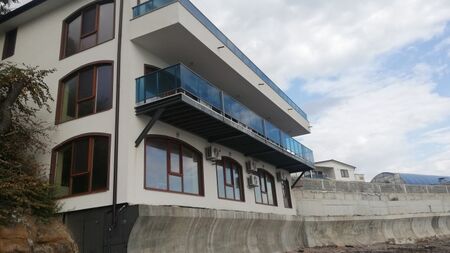 Областният управител кани общински фирми да съборят незаконните сгради в Росенец