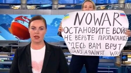 Осъдиха задочно руската журналистка Марина Овсяникова