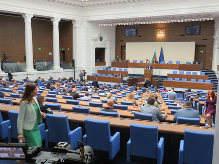 Опозицията в НС подготвя първи вот на недоверие срещу правителството „Денков“