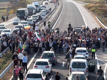 Протестиращите вдигат блокадата на АМ "Струма", но на АМ "Тракия" остава