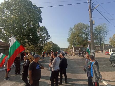 Южна България е блокирана: Протестиращите затвориха пътя и през Тополовград