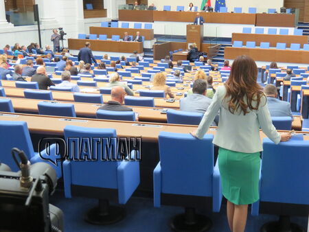 Любопитно гласуване в пленарната зала предизвика скандал в Народното събрание.