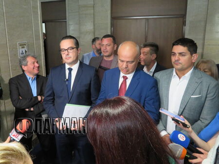 72-ма депутати внесоха вот на недоверие срещу правителството – обявиха се за „обединена опозиция“