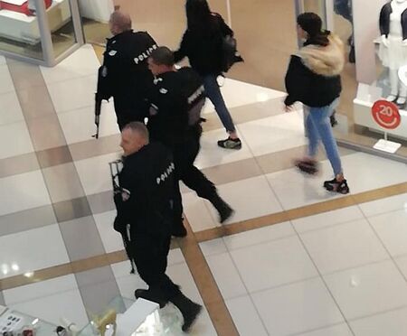 Страхотен екшън с въоръжен мъж в столичен мол