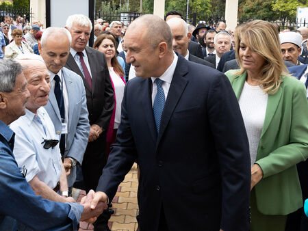 Президентът пристига в Бургас със съпругата си като патрон на университетски празник