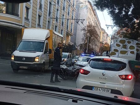 Блъснаха полицай на мотор в София