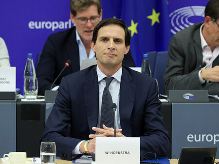 Съветът на ЕС назначи Вопке Хукстра за нов еврокомисар