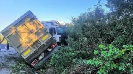 Камион спука гума и се преобърна на пътя Бургас-Средец