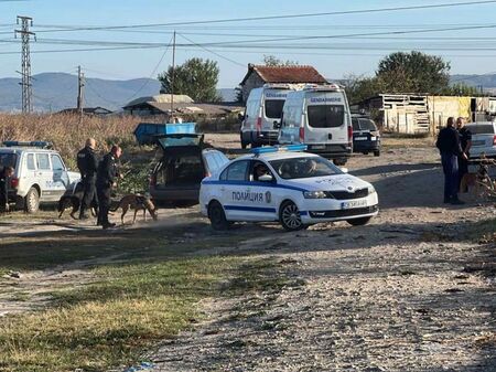 Пострадалият полицейски служител е с пневмоторакс проникване в гръдната кухина и