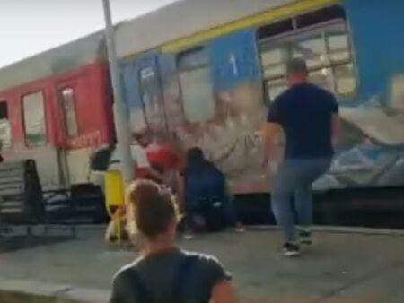 Жена опита да се качи на влак в движение в Ямбол, съпругът ѝ наби кондуктора