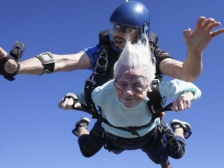 Тя е на 104 години, скочи с парашут и...почина