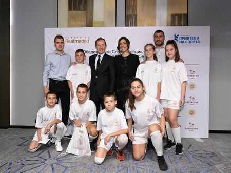 Емилио Бутрагеньо участва в благотворителeн търг в подкрепа на Спортно-социално училище на Фондация "Реал Мадрид"