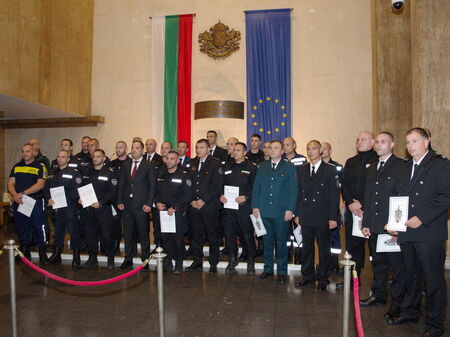 Наградиха 29 смели служители на МВР от Бургаско за проявен професионализъм при бедствието в Царево