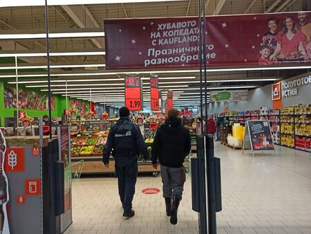 На българските хипермаркети им писна от тарикати, които влизат, наяждат се и излизат. Вижте какви мерки предприеха
