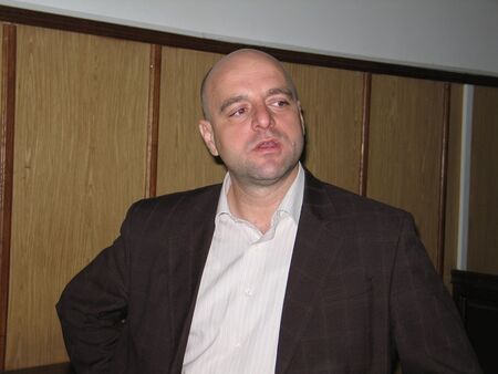 Адвокатът на Бисер Михайлов твърди, че клиентът му бил с