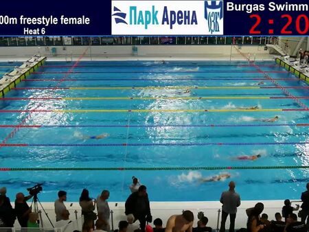 Голям турнир събира в Бургас елита в световното плуване (ВИДЕО)