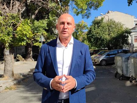 Защо независимият кандидат за кмет на Бургас Димитър Найденов показа улиците в жк "Възраждане"