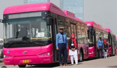 В Пакистан тръгнаха розови автобуси само за жени