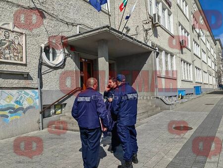 Сигнали за бомби опразниха класните стаи в няколко градове у нас, полицията проверява