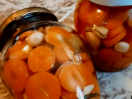 Чудна рецепта за мариновани моркови с чесън в буркани