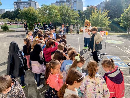 Мечето TEDI и говорителят на ОД МВР Бургас Цветелина Рандева проведоха урока и