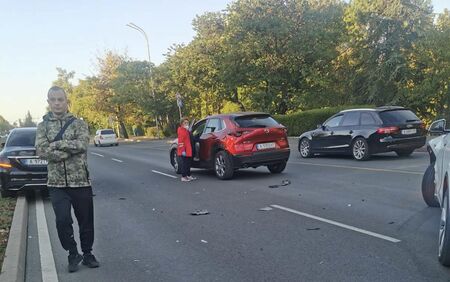 Извънредно! Две жени са ранени при сблъсък на три коли до УМБАЛ Бургас