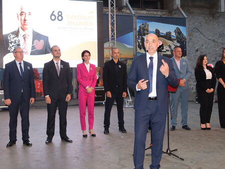 Срещу него са отправяни устни заплахи заради острия му език но