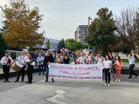 Бургас показа, че традиционните български ценности все още са живи, стотици шестваха с „Български възход“