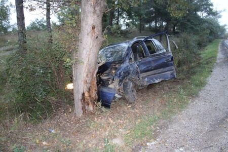 Пиян шофьор се заби в дърво в Плевенско, почина 4-годишно дете