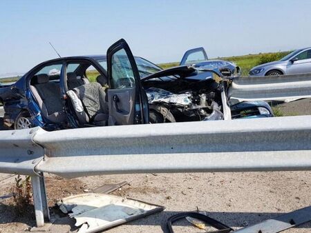 Двама загинаха в тежка катастрофа с натъпкани 12 мигранти в кола на АМ "Тракия"