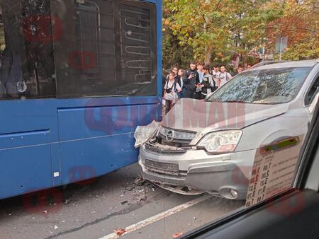 Опел се заби в автобус на градския транспорт, трафикът по бул. "Стефан Стамболов" е блокиран