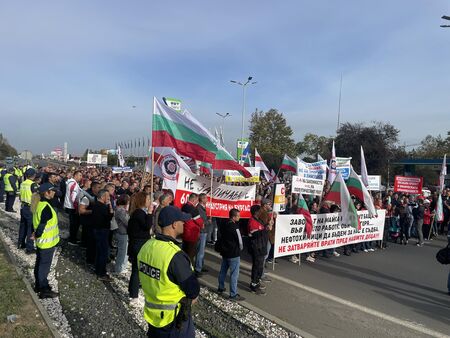 Транспортна блокада в Бургас! Служители на „Лукойл Нефтохим” затвориха пътя за АМ "Тракия" (ВИДЕО)