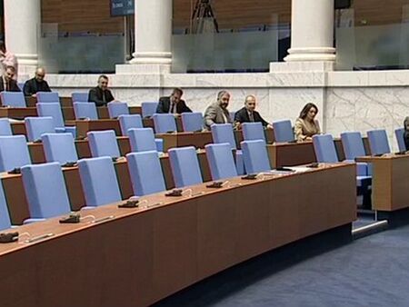 И ГЕРБ и ДПС се включиха в бойкота срещу Желязков, само 11 в залата за извънредното заседание на НС