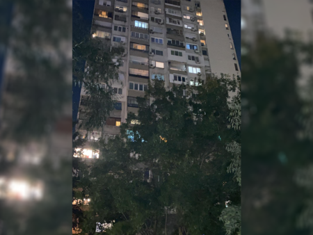 Извънредно! Мъж се качи на покрива на 16-етажен блок в Бургас, заплашва, че ще скочи