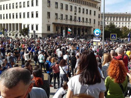 Част от митинга се насочи към централата на ДПС Около