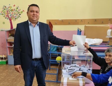 Инж. Димитър Гавазов упражни правото си на вот малко след 9:30 часа