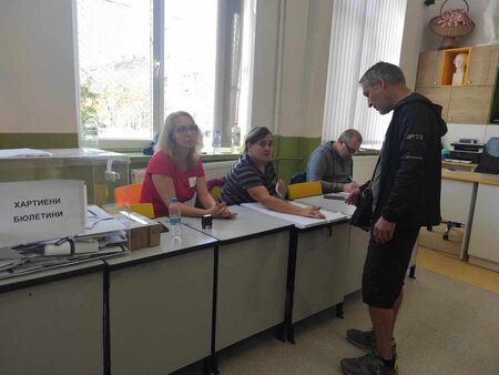 10 % е избирателната активност в община Бургас към 12 ч. 