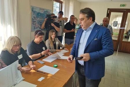 Асен Василев не успя да гласува, заличен е от избирателните списъци