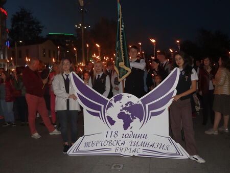 С факелно шествие бургаските ученици отбелязаха Деня на народните будители (СНИМКИ/ВИДЕО)